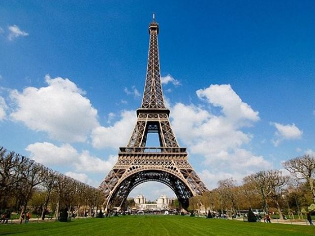 Эйфелева башня стала самым фотографируемым местом в мире