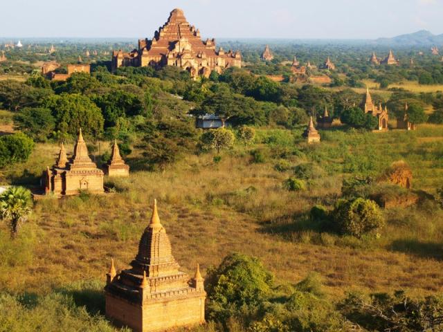 В Мьянме туристам запретили забираться на храмы Багана