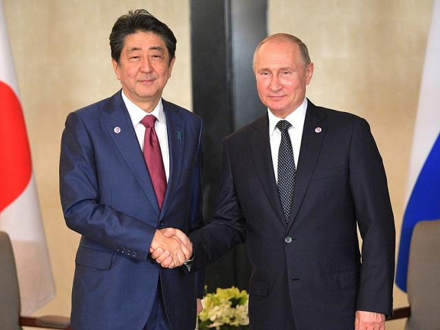 Премьер Японии надеется на ускорение смягчения визового режима с Россией