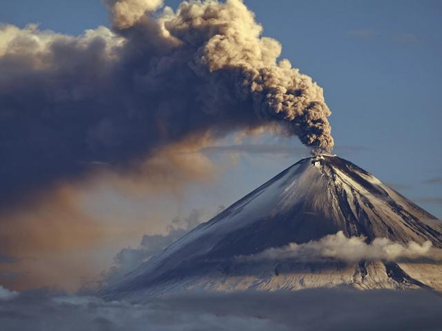 Вулкан Шивелуч на Камчатке выбросил семикилометровый столб пепла