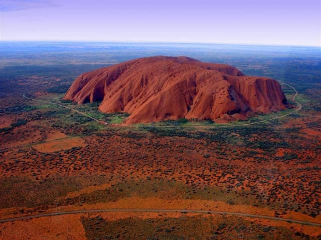 Власти Австралии официально закрыли для туристов священную скалу Улуру