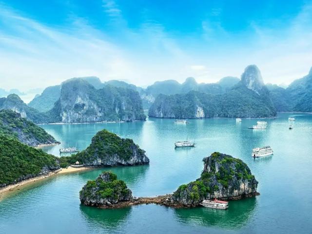 Во Вьетнаме передумали повышать плату для туристов в бухте Халонг