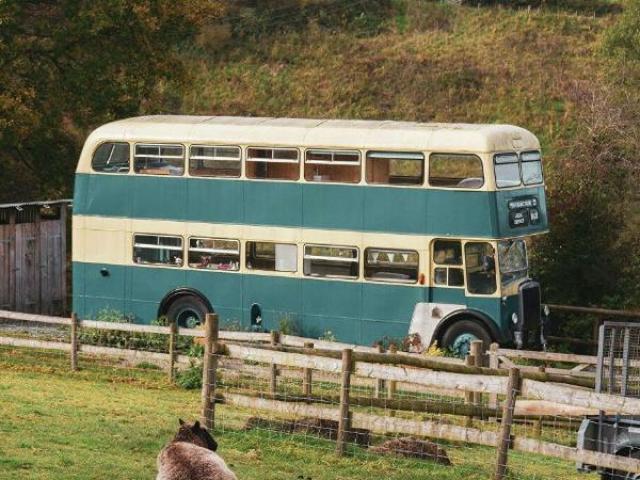 В Британии туристы могут пожить в двухэтажном автобусе 60-х годов