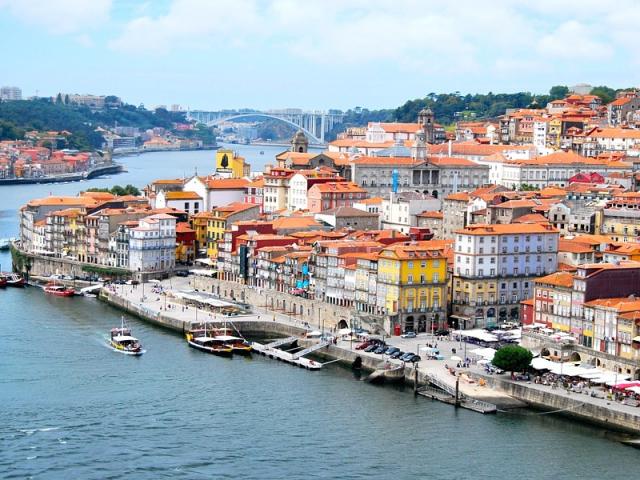 Португалия планирует субсидировать отдых туристов из Великобритании