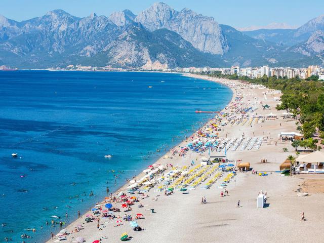 В Анталию вернулось лето: пляжи заполнены туристами, температура воды в море +26C°