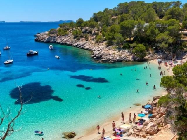Испания рассчитывает открыться для международного туризма летом