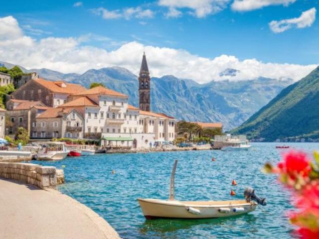 Черногория сняла все ограничения для туристов из России