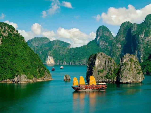 Вьетнам отменяет визы для россиян и граждан еще 12 стран